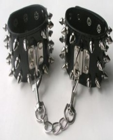 Черные БДСМ наручники с шипами