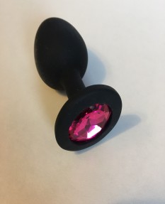 Черная силиконовая пробка с ярко розовым стразом