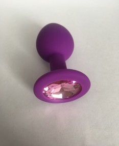 Фиолетовая силиконовая пробка с розовым стразом