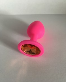 Розовая силиконовая пробка с персиковым кристаллом S