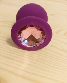 Фиолетовая силиконовая пробка с розовым стразом L