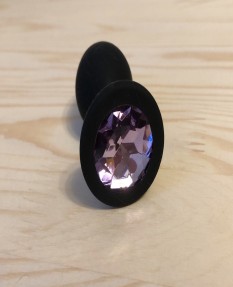 Черная анальная пробка с фиолетовым кристаллом