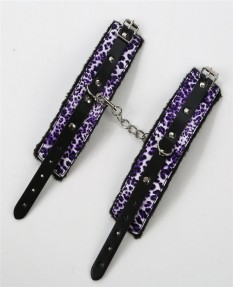 Леопардовые наручники с меховой подкладкой фиолетового окраса