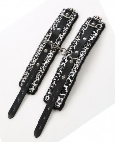 Леопардовые наручники с меховой подкладкой белого окраса