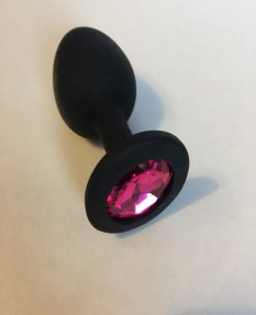 Черная силиконовая пробка с ярко-розовым стразом M