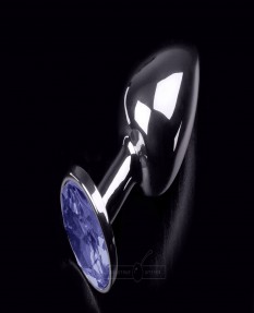 Маленькая серебристая анальная пробка с круглым кончиком и фиолетовым кристаллом - 7 см