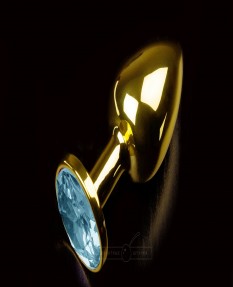 Маленькая золотистая анальная пробка с круглым кончиком и голубым кристаллом - 7 см